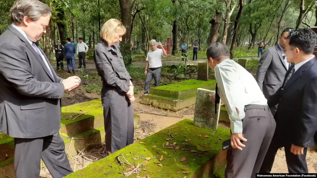 ghé thăm nghĩa trang quân đội 